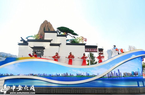“美好安徽”彩车：展现多姿多彩的徽风皖韵，，，，，奏响争当改革先锋的时代强音